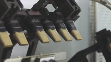 Dondurma için gözleme kabı pişiriyorum. Gofret fincanı üretimi için konveyör hattı. Gofret fincanı üretimi için makine.