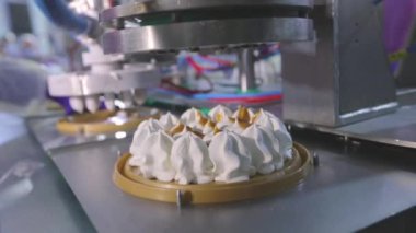 Dondurma üretimi için otomatik taşıyıcı. Dondurma fabrikası. Dondurma yapma süreci. Modern dondurma fabrikası..