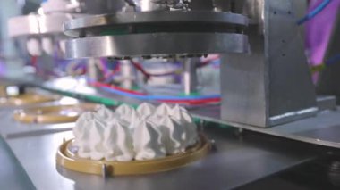 Dondurma üretimi için otomatik taşıyıcı. Dondurma fabrikası. Dondurma yapma süreci. Modern dondurma fabrikası..
