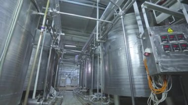 Yiyecek fabrikasındaki sıvılar için konteynırlar. Endüstriyel iç. Gıda fabrikasında çalışma süreci.