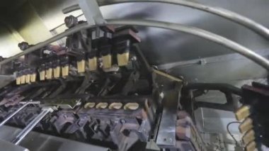 Gofret fincanı üretimi için konveyör hattı. Gofret fincanı üretimi için bir makine. Dondurma için gözleme kabı pişiriyorum.