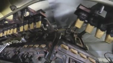 Dondurma için gözleme kabı pişiriyorum. Gofret fincanı üretimi için konveyör hattı. Gofret fincanı üretimi için makine.