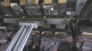 Dondurma için gözleme kabı pişiriyorum. Gofret fincanı üretimi için konveyör hattı. Gofret fincanı üretimi için makine.