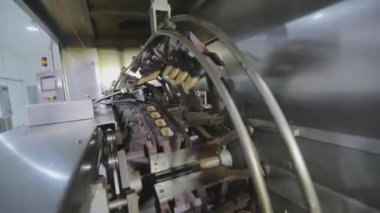 Gofret fincanı üretimi için bir makine. Modern dondurma fabrikası. Gofret fincanı üretimi için konveyör hattı. Dondurma için gözleme kabı pişiriyorum.