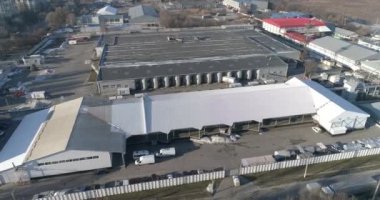 Fabrikanın üzerinden uçacağız. Fabrika manzaralı. Sanayi bölgesi. Endüstriyel dış