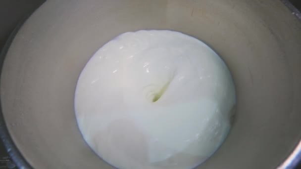 Η διαδικασία ανάδευσης του γάλακτος σε ένα μίξερ σε ένα εργοστάσιο. Ανακατεύοντας γάλα σ 'ένα εργοστάσιο. βιομηχανία τροφίμων — Αρχείο Βίντεο