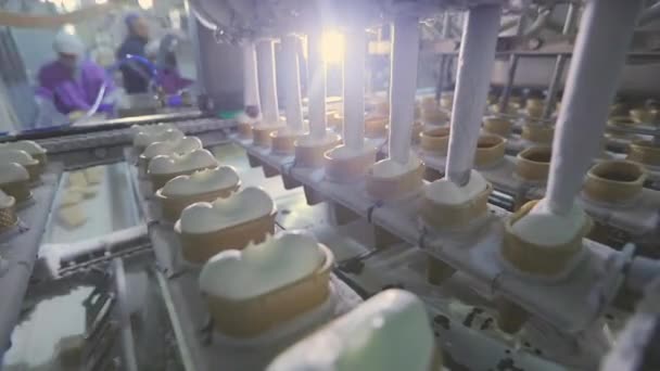 Автоматизированное производство мороженого. Автоматическая линия по производству мороженого. Производство мороженого. — стоковое видео