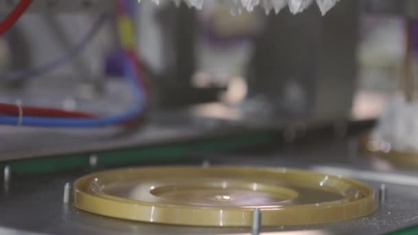 Automatiserad transportör för att skapa en glasstårta. Automatiserad produktion av glass. Glass som pressas ut ur tuber — Stockvideo