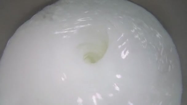 Preparación de helados. Agitar la leche en una fábrica. La leche gira en un barril grande — Vídeos de Stock