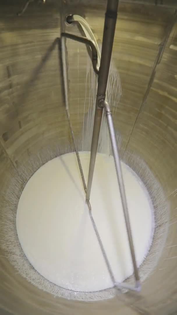 Przygotowanie lodów. Mieszanie mleka w fabryce. Mleko obraca się w dużej beczce — Wideo stockowe