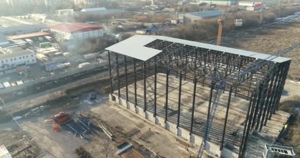 La construcción de un nuevo taller de fábrica, vista superior. exterior industrial. Construcción de un gran almacén para una vista aérea de fábrica. — Vídeos de Stock