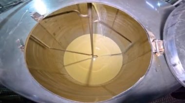 Waffle için hamur topluyorum. Waffle kabı pişirmek için hamur hazırlığı. Yiyecek üretimi. Fabrikada para kazanma süreci.