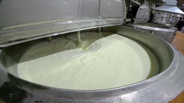 Mieszanie mleka w fabryce. Mleko obraca się w dużej beczce. Przygotowanie lodów. — Wideo stockowe