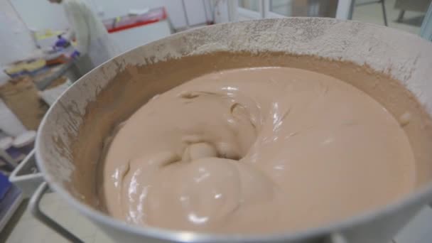 Preparación de masa para hornear tazas de waffle. Producción de alimentos. Haciendo pasta para gofres. El proceso de hacer masa en una fábrica — Vídeos de Stock