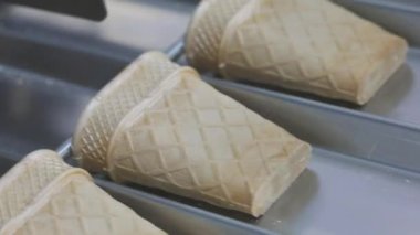 Waffle fincanı yapıyorum. Dondurma için gofret kabı üretimi. Waffle fincanı yakın plan