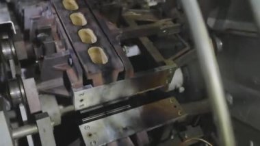Gofret fincanı üretimi için konveyör hattı. Dondurma için gözleme kabı pişiriyorum. Gofret fincanı üretimi için makine.