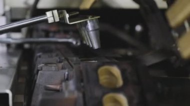 Waffle fincanı yapıyorum. Gofret bardaklarının otomatik üretimi. Dondurma fabrikası
