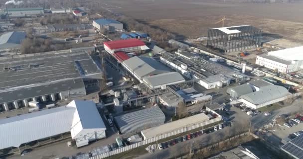 Modern fabrika hava manzarası. Fabrikanın üzerinden uçacağız. Fabrika manzaralı. Sanayi bölgesi. Endüstriyel dış — Stok video
