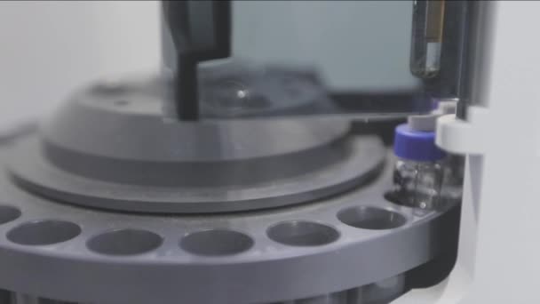 Um cientista insere um tubo de teste em um close-up cintrefugador. Centrífuga no close-up do laboratório. Tubos de ensaio em close-up do laboratório — Vídeo de Stock