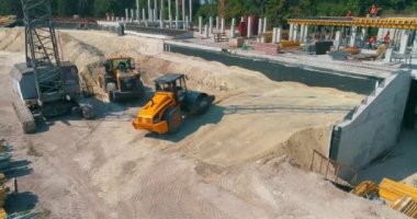 Toprak sıkıştırıcı, Dünya 'yı bir inşaat alanında hizaladı. Toprak sıkıştırıcı bir inşaat alanında zemini sıkıştırıyor.