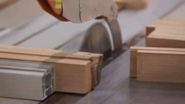 Otomatik ahşap testeresi. Otomatik bir makine bir tahta parçasını testereyle keser. Mobilya üretiminde otomatik hat.