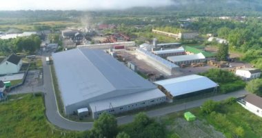 Modern fabrika manzaralı. Yeni bir modern mobilya fabrikasının üzerinde bir uçuş. Mobilya fabrikası üst görünümü.
