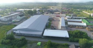 Modern fabrika manzaralı. Yeni bir modern mobilya fabrikasının üzerinde bir uçuş. Mobilya fabrikası üst görünümü.