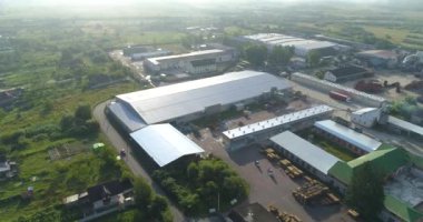 Modern fabrika manzaralı. Yeni bir modern mobilya fabrikasının üzerinde bir uçuş. Mobilya fabrikası üst görünümü.