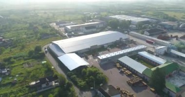 Büyük marangoz fabrikası manzarası. Bir marangoz fabrikasının üzerinde bir uçuş. Modern mobilya fabrikasının genel planı.