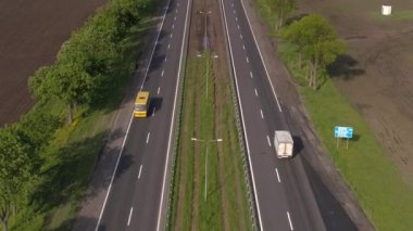 Yol manzarası boyunca giden arabalar. Modern otoban manzaralı. Modern bir otoyol boyunca arabalar sürüyor...