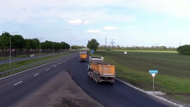 Ciężarówki Jadą Główną Drogę Ruch Samochodowy Autostradzie Widok Góry — Wideo stockowe