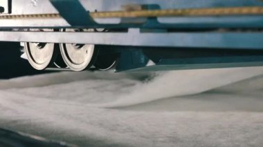 Baston olmayan malzemelerin üretimi yakın plan. Sentetik kışlık üretim fabrikası. Syntepon üretim süreci.