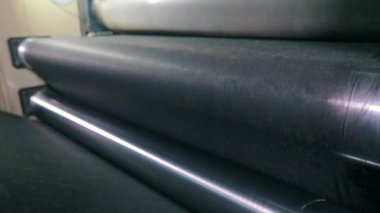 Fabrikada tarım lifleri üretiliyor. Taşıyıcı hattındaki aşınma lifleri yakın plan. Agrofiber üretim süreci.