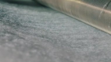 Baston olmayan malzemelerin üretimi yakın plan. Sentetik kışlık üretim fabrikası. Syntepon üretim süreci.