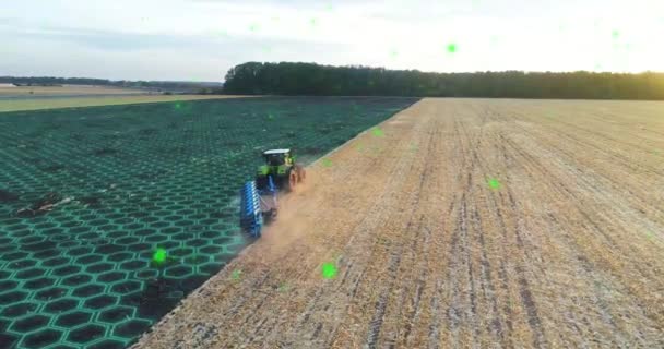 農業のデジタル化 フィールドの空中ビューで作業している収穫機を組み合わせてください 未来的な農業の概念 — ストック動画