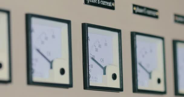 Három Voltméter Zsinórban Gyárban Ipari Feszültségmérő Panel Feszültségmérőkkel Gyárban — Stock videók