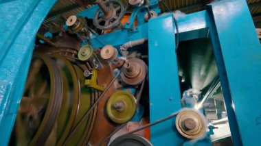 Dokumasız kumaş fabrikasının atölyesi. Dokumasız malzemelerin üretimi. Modern dokumasız malzeme dükkânı. endüstriyel iç.