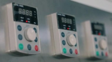 Dijital panelde üretim parametreleri gösteriliyor. Fabrika kontrol paneli. Üretim birimlerinin göstergelerine sahip panel.