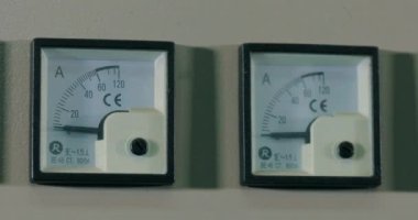 Fabrikada arka arkaya üç voltmetre. Endüstriyel voltmetre. Fabrikadaki voltmetre paneli..