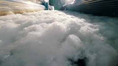 Holofiber. Holofiber üretim. Dokumasız bir fabrikada holofiber. Dokumasız malzemelerin üretimi.