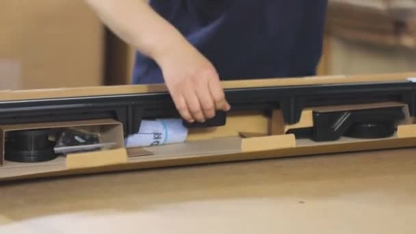Συσκευάζοντας Πλαστικά Μέρη Ένα Κουτί Εργαζόμενος Βάζει Εμπορεύματα Ένα Κουτί — Αρχείο Βίντεο