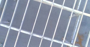 Bir sanayi binasının inşaatı. Güçlendirilmiş beton bina iskeleti. Modern bir sanayi binasının inşaatı. Endüstriyel dış görünüş. Büyük bina..
