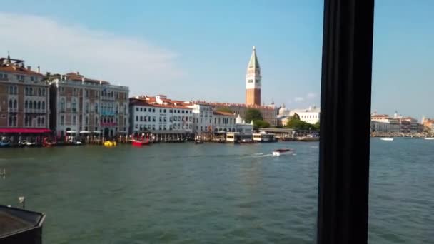 Κορίτσι Θαυμάζει Βενετία Από Παράθυρο Του Κτιρίου Κορίτσι Που Κοιτάζει — Αρχείο Βίντεο