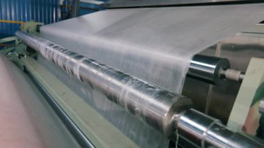 Baston olmayan malzemelerin üretimi yakın plan. Sentetik kışlık üretim fabrikası. Syntepon üretim süreci.