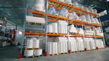 Bir sürü büyük yuvarlak boncuk. Dokumasız rulolarla dolu bir depo. Dokumasız fabrikada büyük bir depo. endüstriyel iç.