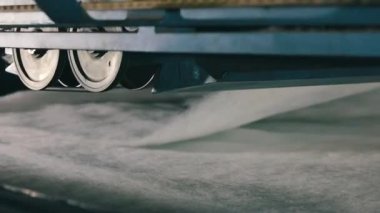 Baston olmayan malzemelerin üretimi yakın plan. Sentetik kışlık üretim fabrikası. Syntepon üretim süreci.