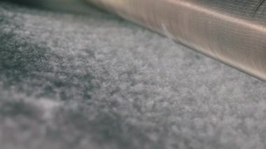 Baston olmayan malzemelerin üretimi yakın plan. Sentetik kışlık üretim fabrikası. Syntepon üretim süreci.