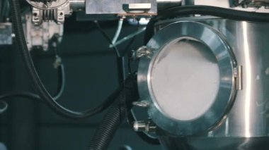 Fabrikadaki işlemler sırasında polipropilen. Polipropilenden dokunmamış malzemelerin üretimi.