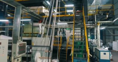 Dokumasız kumaş fabrikasının atölyesi. Dokumasız malzemelerin üretimi. Modern dokumasız malzeme dükkânı. endüstriyel iç.