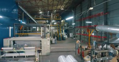 Dokumasız kumaş fabrikasının atölyesi. Dokumasız malzemelerin üretimi. Modern dokumasız malzeme dükkânı. endüstriyel iç.